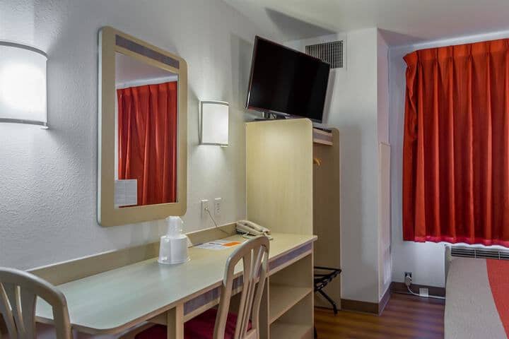 Room 10 of 27