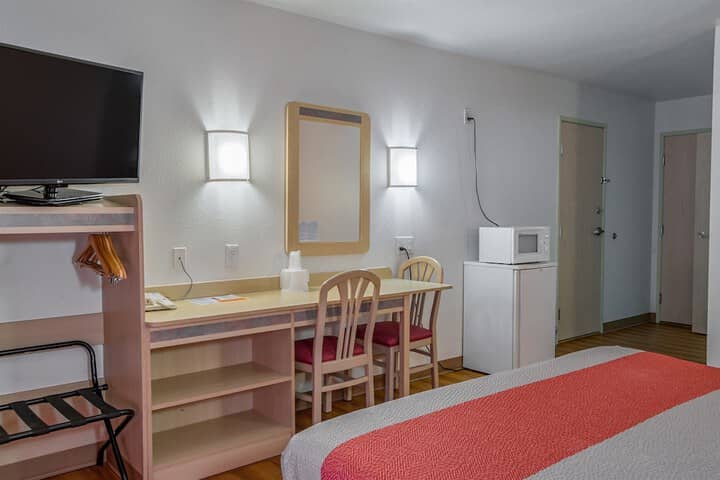 Room 8 of 27