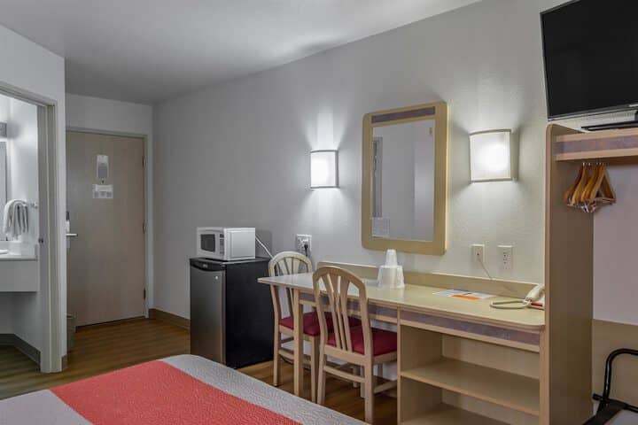 Room 11 of 27