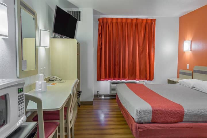Room 13 of 27